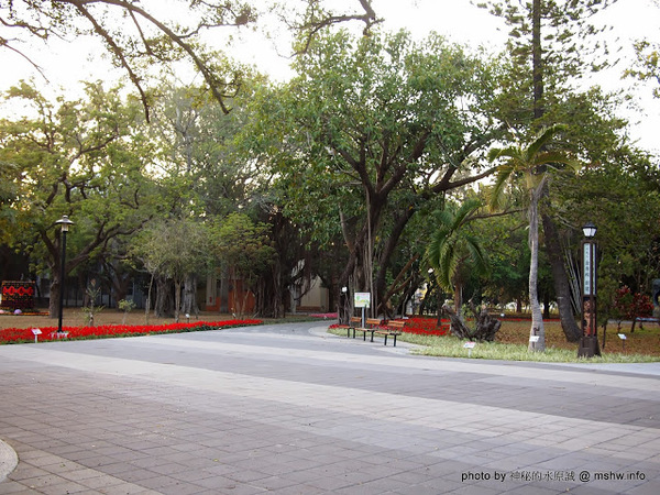 佳里中山公園(2013台南百花祭):【景點】台南佳里中山公園@2014台南百花祭 : 花沒想像中的多,但還蠻適合散步的囉!