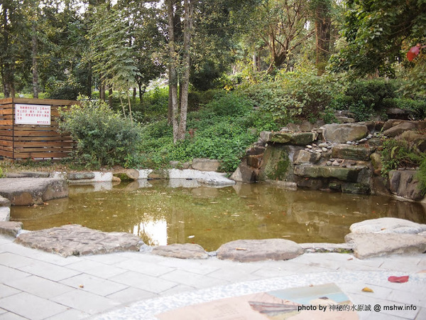 佳里中山公園(2013台南百花祭):【景點】台南佳里中山公園@2014台南百花祭 : 花沒想像中的多,但還蠻適合散步的囉!