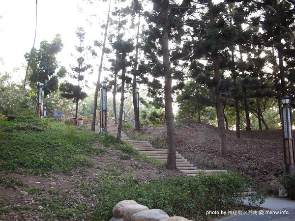 佳里中山公園(2013台南百花祭):【景點】台南佳里中山公園@2014台南百花祭 : 花沒想像中的多,但還蠻適合散步的囉!