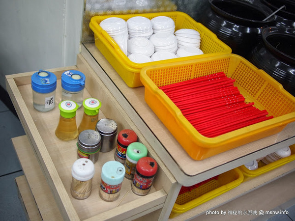 佳里阿安牛肉清湯(佳里總店):【食記】台南佳里阿安牛肉清湯@佳里 : 肉味厚重的湯頭與超油滷肉飯,可惜肉質略顯乾澀!