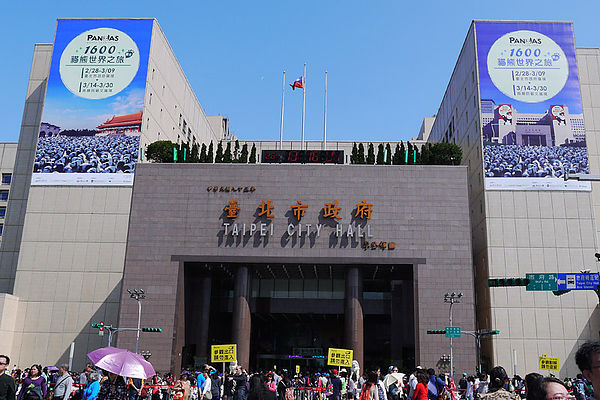 台北市政府前廣場:1600貓熊世界之旅到台北~終於看到好多可愛的紙貓熊