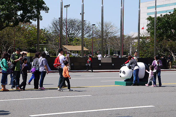 台北市政府前廣場:1600貓熊世界之旅到台北~終於看到好多可愛的紙貓熊