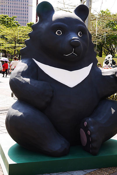 台北市政府前廣場:1600貓熊世界之旅到台北~終於看到好多可愛的紙貓熊