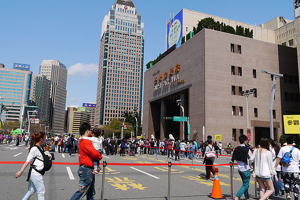 台北市政府前廣場:1600貓熊世界之旅到台北~終於看到好多可愛的紙貓熊