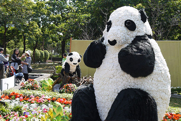 台北市政府前廣場:1600貓熊世界之旅到台北~終於看到好多可愛的紙貓熊