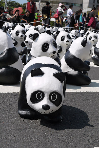 台北市政府前廣場:1600貓熊世界之旅到台北~終於看到好多可愛的紙貓熊