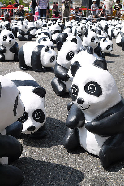 台北市政府前廣場:1600貓熊世界之旅到台北~終於看到好多可愛的紙貓熊