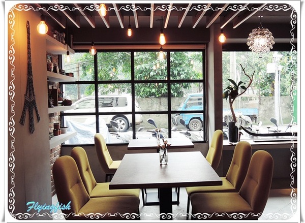 她他小曼谷(她他小館)：✜ 燈光美氣氛佳滴