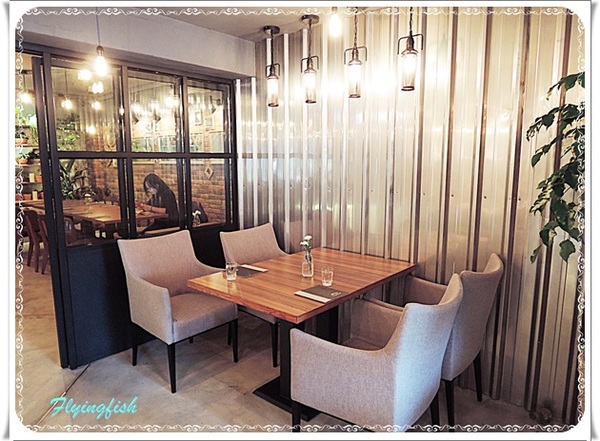 她他小曼谷(她他小館)：✜ 燈光美氣氛佳滴