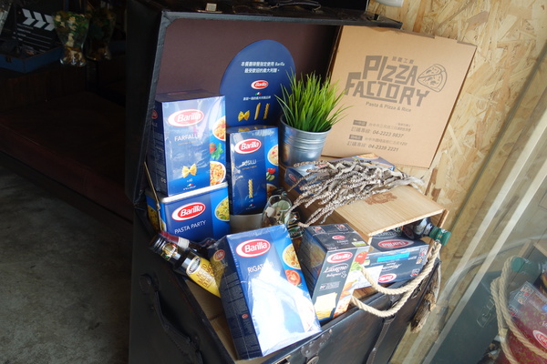 披薩工廠PizzaFactory(公益店)：1030301[官本金文愛台灣]剎有其食第35次試吃會披薩工廠Pizza Factory公益店被美味披薩義大利麵燉飯淹沒