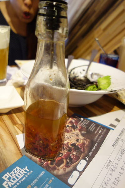 披薩工廠PizzaFactory(公益店)：1030301[官本金文愛台灣]剎有其食第35次試吃會披薩工廠Pizza Factory公益店被美味披薩義大利麵燉飯淹沒