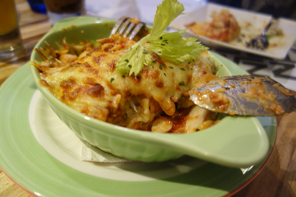 披薩工廠PizzaFactory(公益店)：1030301[官本金文愛台灣]剎有其食第35次試吃會披薩工廠Pizza Factory公益店被美味披薩義大利麵燉飯淹沒