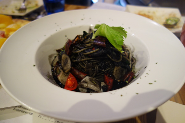 披薩工廠PizzaFactory(公益店)：1030301[官本金文愛台灣]剎有其食第35次試吃會披薩工廠Pizza Factory公益店被美味披薩義大利麵燉飯淹沒