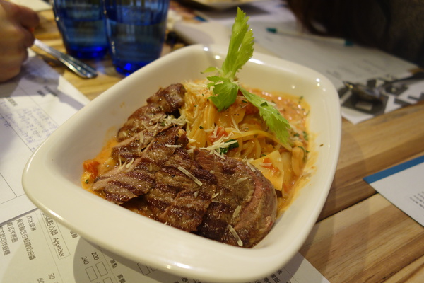 披薩工廠PizzaFactory(公益店)：1030301[官本金文愛台灣]剎有其食第35次試吃會披薩工廠Pizza Factory公益店被美味披薩義大利麵燉飯淹沒