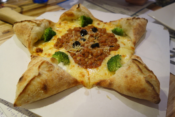 披薩工廠PizzaFactory(公益店)：1030301[官本金文愛台灣]剎有其食第35次試吃會披薩工廠Pizza Factory公益店被美味披薩義大利麵燉飯淹沒