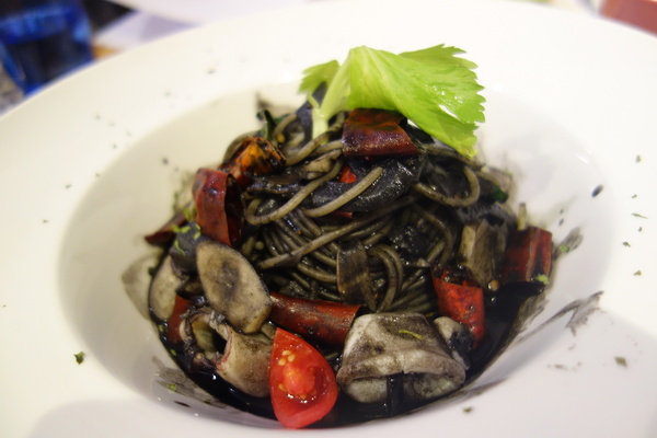 披薩工廠PizzaFactory(公益店)：1030301[官本金文愛台灣]剎有其食第35次試吃會披薩工廠Pizza Factory公益店被美味披薩義大利麵燉飯淹沒