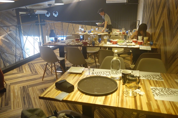 披薩工廠PizzaFactory(公益店)：1030301[官本金文愛台灣]剎有其食第35次試吃會披薩工廠Pizza Factory公益店被美味披薩義大利麵燉飯淹沒