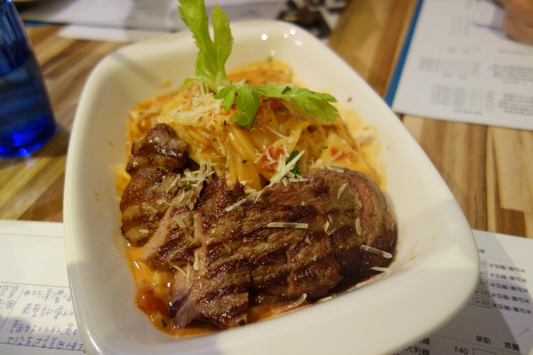 披薩工廠PizzaFactory(公益店)：1030301[官本金文愛台灣]剎有其食第35次試吃會披薩工廠Pizza Factory公益店被美味披薩義大利麵燉飯淹沒