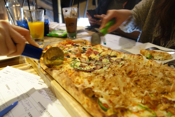 披薩工廠PizzaFactory(公益店)：1030301[官本金文愛台灣]剎有其食第35次試吃會披薩工廠Pizza Factory公益店被美味披薩義大利麵燉飯淹沒