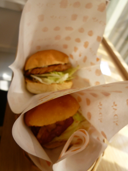 D&A Burger Store： 【口碑劵】228假期台中行之天使與魔鬼的和平戰場－D&A Burger Store