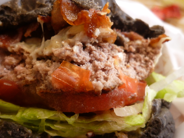 D&A Burger Store： 【口碑劵】228假期台中行之天使與魔鬼的和平戰場－D&A Burger Store