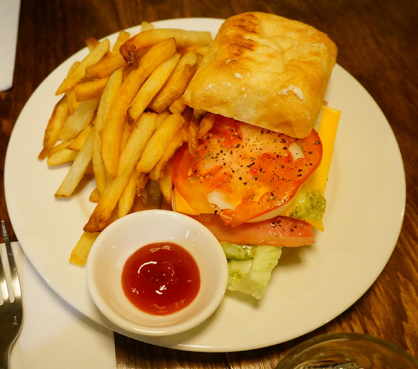 雀兒Chelsea's:【台北.公館】雀兒Chelsea's-『品嘗好美味會牽絲的蛋捲早午餐』