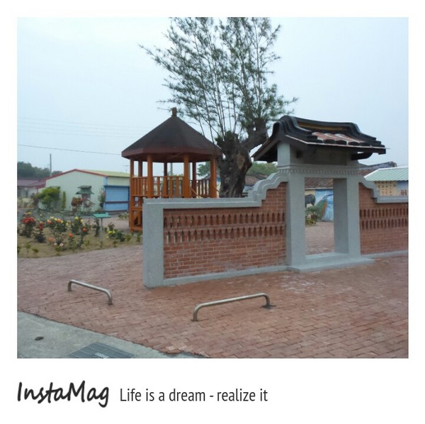 學甲蜀葵花海:這裡像是要通往什麼秘境般的道路,誰來指引我去呢~學甲光華里蜀葵園區