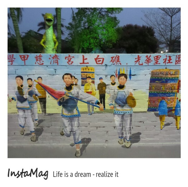 學甲蜀葵花海:這裡像是要通往什麼秘境般的道路,誰來指引我去呢~學甲光華里蜀葵園區