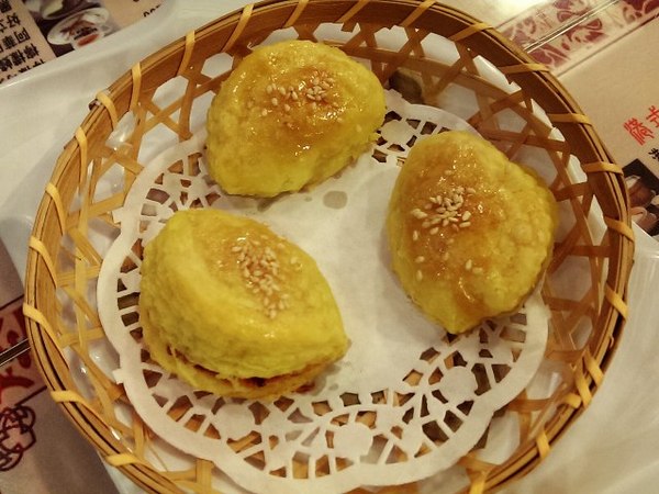 群星會港式茶餐廳：《台北》群星會港式飲茶│爆漿流沙貴妃球好誘人~服務態度頗失望...@松江南京站