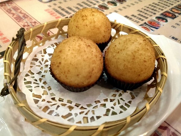 群星會港式茶餐廳：《台北》群星會港式飲茶│爆漿流沙貴妃球好誘人~服務態度頗失望...@松江南京站