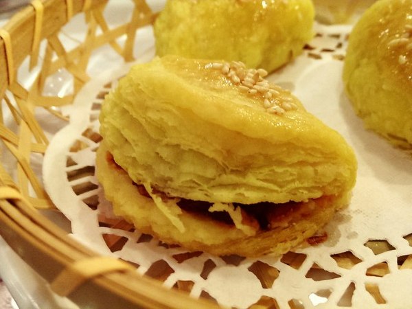 群星會港式茶餐廳：《台北》群星會港式飲茶│爆漿流沙貴妃球好誘人~服務態度頗失望...@松江南京站