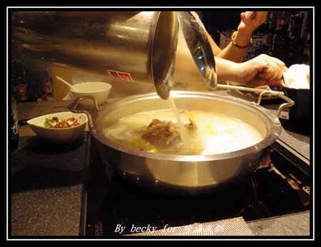 珍湯港式火鍋：【捷運忠孝敦化站】東區宵夜的好去處～珍湯火鍋