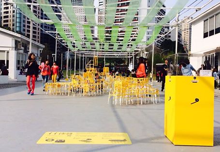 相片:為什麼叫做「人人出品」?「人人出品」是一個讓人人都能參與設計一件作品的計劃人人可到場親手製作人人可以從網路照片中評論人人可以是設計師人人設計的結果究竟是美好還是滑稽的,讓人人決定。看人人沙發從開展到現在短短兩天,已經完全呈現不同的面貌。究竟事情會怎麼發展,讓我們繼續看下去(盛竹如口氣)...