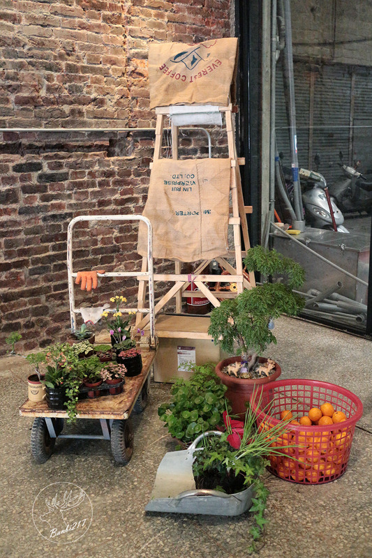 Banbi217 美食旅遊 :Pipe牛逼館子,工業風美式餐廳與平價好吃漢堡(台中西區美食,忠信市場)