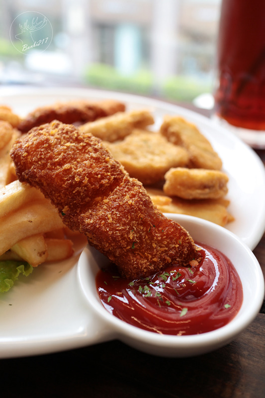 Banbi217 美食旅遊 :Pipe牛逼館子,工業風美式餐廳與平價好吃漢堡(台中西區美食,忠信市場)