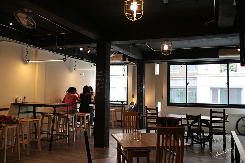 Banbi217 美食旅遊 :Pipe牛逼館子,工業風美式餐廳與平價好吃漢堡(台中西區美食,忠信市場)