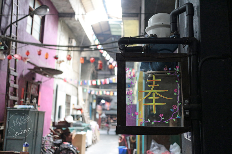 Banbi217 美食旅遊 :Pipe牛逼館子,工業風美式餐廳與平價好吃漢堡(台中西區美食,忠信市場)