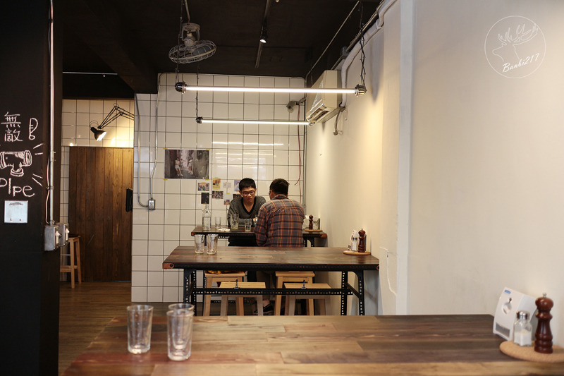 Banbi217 美食旅遊 :Pipe牛逼館子,工業風美式餐廳與平價好吃漢堡(台中西區美食,忠信市場)