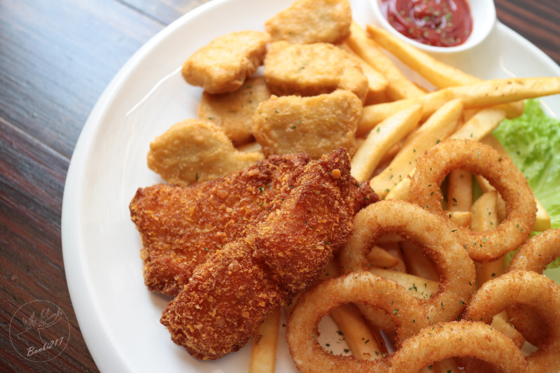 Banbi217 美食旅遊 :Pipe牛逼館子,工業風美式餐廳與平價好吃漢堡(台中西區美食,忠信市場)