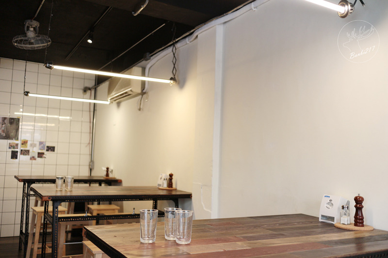 Banbi217 美食旅遊 :Pipe牛逼館子,工業風美式餐廳與平價好吃漢堡(台中西區美食,忠信市場)