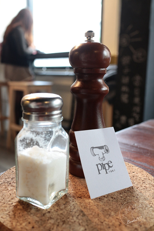 Banbi217 美食旅遊 :Pipe牛逼館子,工業風美式餐廳與平價好吃漢堡(台中西區美食,忠信市場)