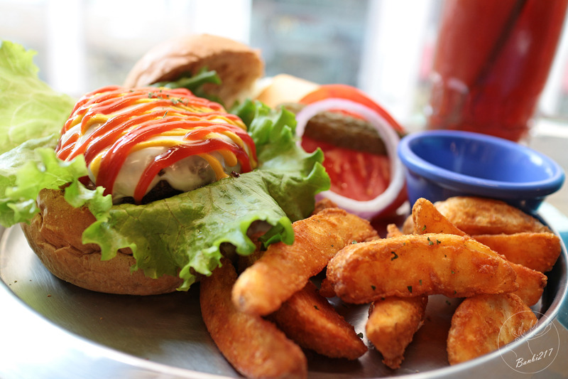 Banbi217 美食旅遊 :Pipe牛逼館子,工業風美式餐廳與平價好吃漢堡(台中西區美食,忠信市場)