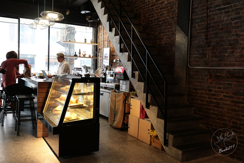 Banbi217 美食旅遊 :Pipe牛逼館子,工業風美式餐廳與平價好吃漢堡(台中西區美食,忠信市場)