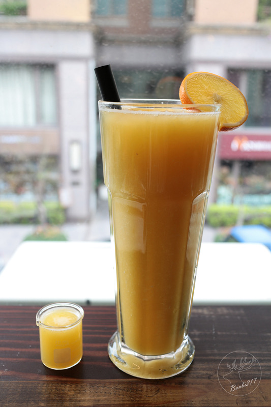 Banbi217 美食旅遊 :Pipe牛逼館子,工業風美式餐廳與平價好吃漢堡(台中西區美食,忠信市場)