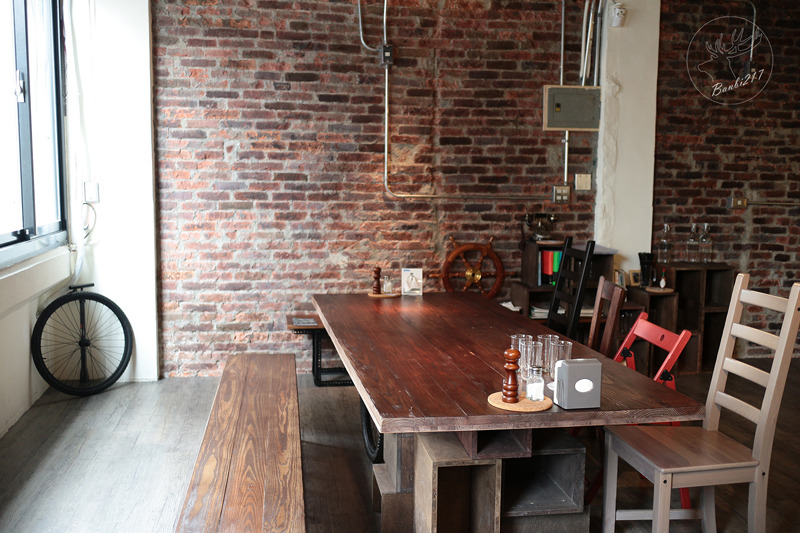 Banbi217 美食旅遊 :Pipe牛逼館子,工業風美式餐廳與平價好吃漢堡(台中西區美食,忠信市場)