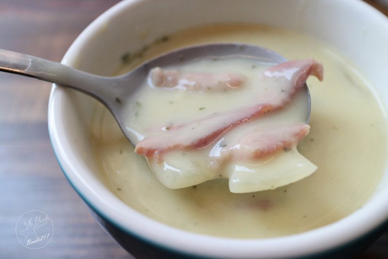 Banbi217 美食旅遊 :Pipe牛逼館子,工業風美式餐廳與平價好吃漢堡(台中西區美食,忠信市場)