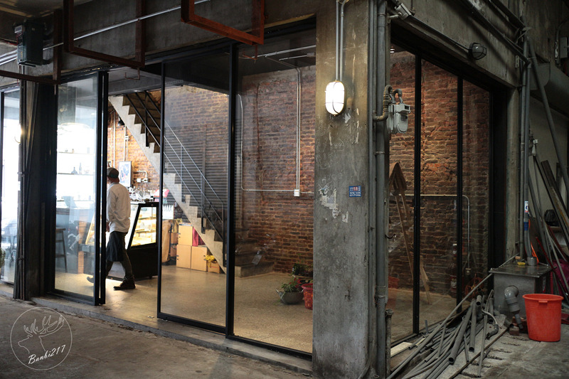 Banbi217 美食旅遊 :Pipe牛逼館子,工業風美式餐廳與平價好吃漢堡(台中西區美食,忠信市場)