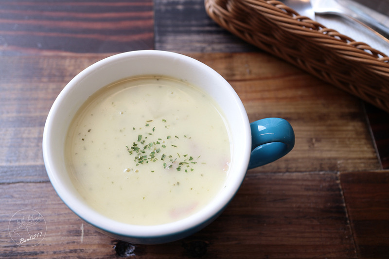 Banbi217 美食旅遊 :Pipe牛逼館子,工業風美式餐廳與平價好吃漢堡(台中西區美食,忠信市場)