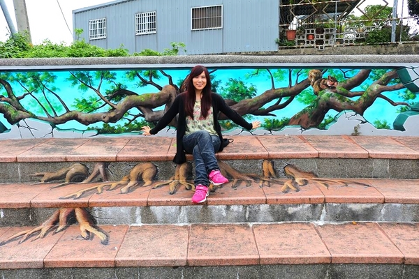 九房里漫遊童話3D互動式彩繪、0蛋月台地景彩繪：【台中景點】石岡0蛋月台&3D彩繪~在地景點通通進入彩繪的素材裡，除了騎鐵馬欣賞沿途景色，順道遊訪石岡3D彩繪的大變身