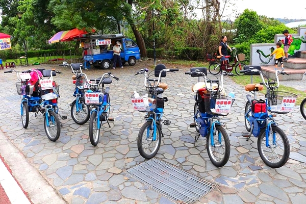 九房里漫遊童話3D互動式彩繪、0蛋月台地景彩繪：【台中景點】石岡0蛋月台&3D彩繪~在地景點通通進入彩繪的素材裡，除了騎鐵馬欣賞沿途景色，順道遊訪石岡3D彩繪的大變身